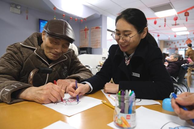 3月7月，长沙市芙蓉区马坡岭街道，中国银行长沙市开福支行客经理在湖南万众和社区服务管理有限公司看望慰问老人，进行贷后调研。在开福支行300万元“养老贷”支持下，该公司今年增加芙蓉区马坡岭和东湖综合养老服务中心养老床位150张。近年来，开福支行认真践行国家战略，积极为养老客群提供优质金融服务，用心用情增强老年人生活的获得感和幸福感，促进养老事业高质量发展。 林道辉 杨佳凡 摄