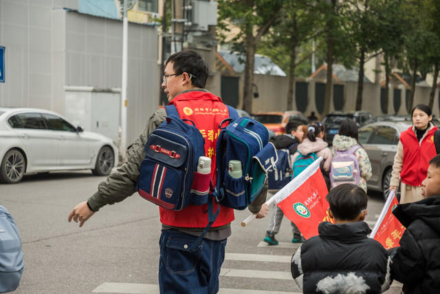 小学  放学  疏导  书包  家长  学生