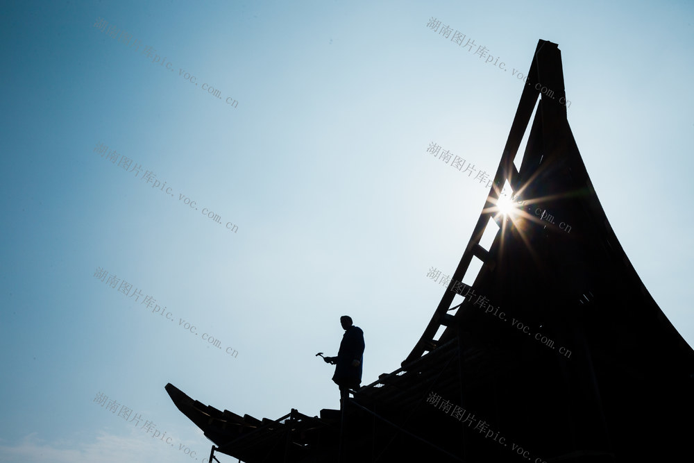 雕像  太阳  工人 剪影  白天  蓝天  建筑