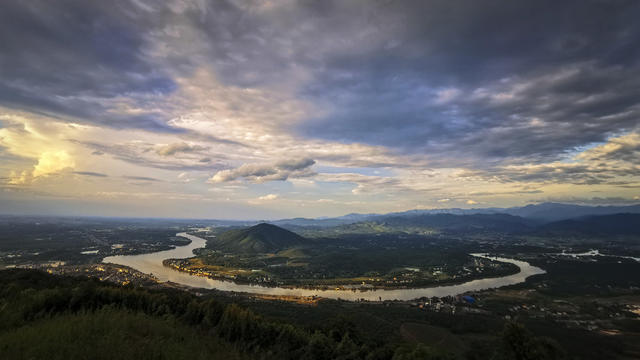  Picture of a river with clear water theme