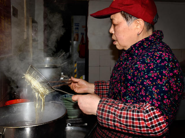  Lin Shengli, a Chinese good man, runs a people friendly restaurant at a low price