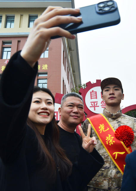 嘉禾：欢送新兵光荣入伍