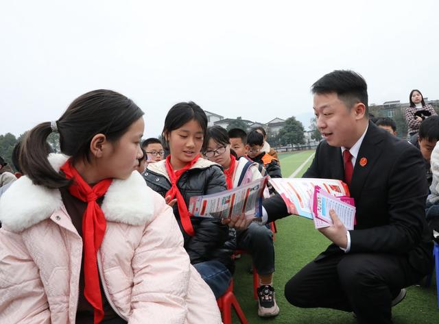   法治宣传进校园    学法守法伴成长