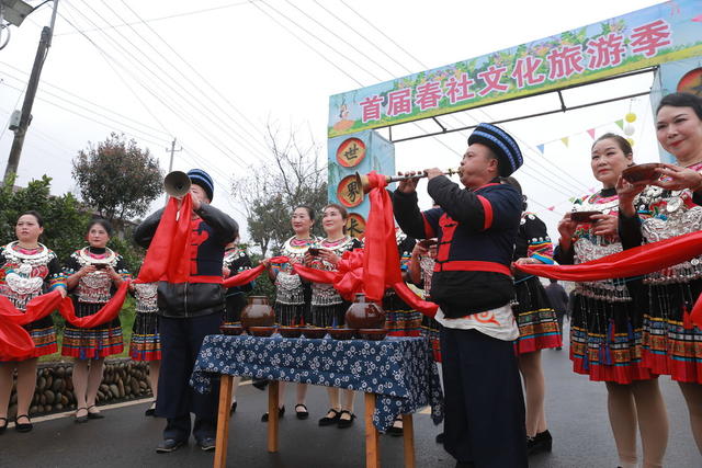 旅游  社饭  村晚