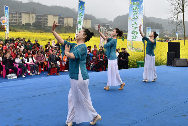 “花为媒”催热乡村游