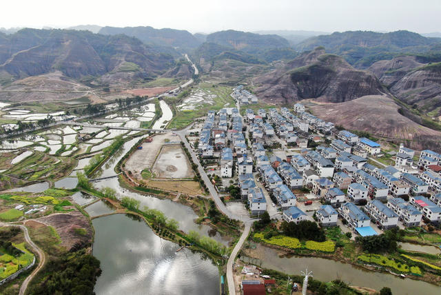美丽乡村 春景如画 丹霞地貌 乡村旅游 乡村振兴 人居环境整治