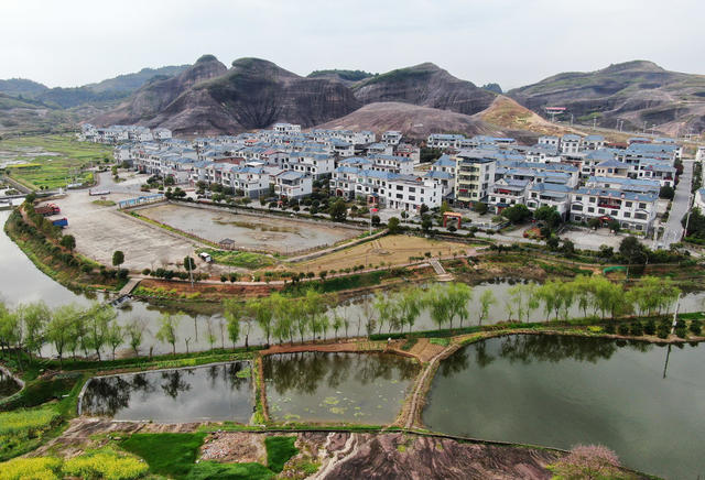 美丽乡村 春景如画 丹霞地貌 乡村旅游 乡村振兴 人居环境整治