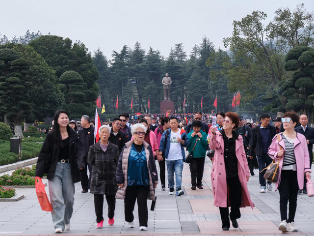 韶山，红色旅游火热，毛泽东铜像广场