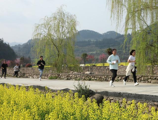  奔跑田园     尽享春光