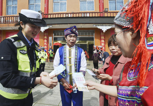 江华：交通安全暖民心