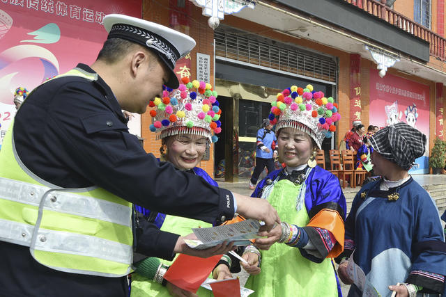 江华：交通安全暖民心