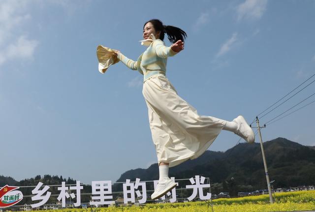 万亩花田扮靓美丽乡村