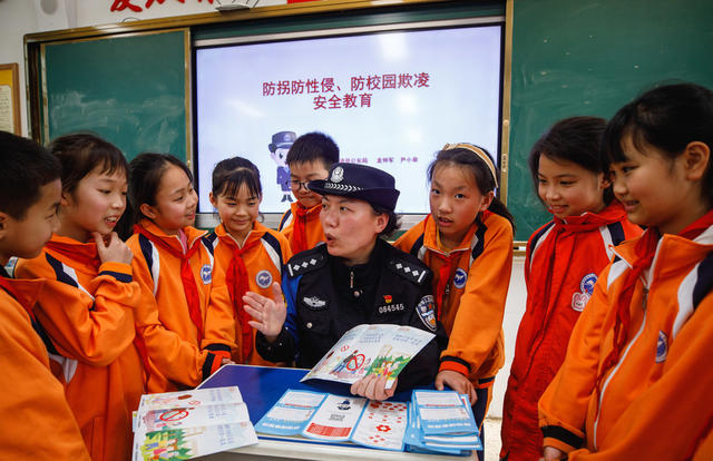 通道     民警     学生   安全教育