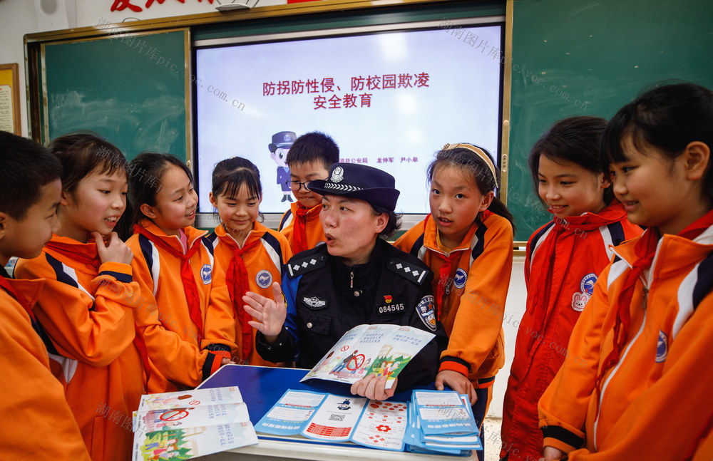 通道     民警     学生   安全教育