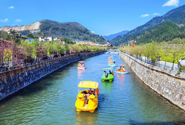 乡村旅游 晴天 炎热 小船 山水田园