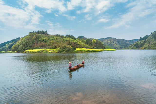 清垃圾  护绿水  美乡村