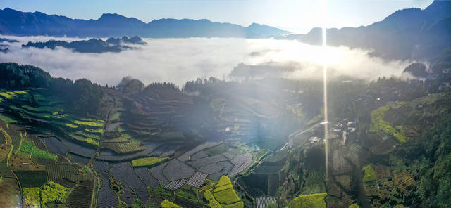 湖南 湘西 龙山 云雾 山村 风光
