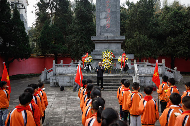 通道    少先队员    清明    先烈