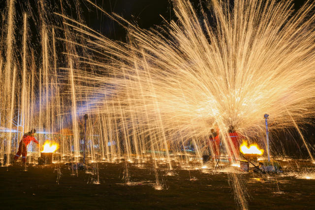 打铁花 火花飞溅 闪耀夜空 清明 非遗