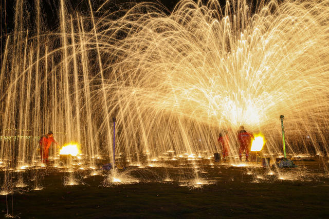 打铁花 火花飞溅 闪耀夜空 清明 非遗