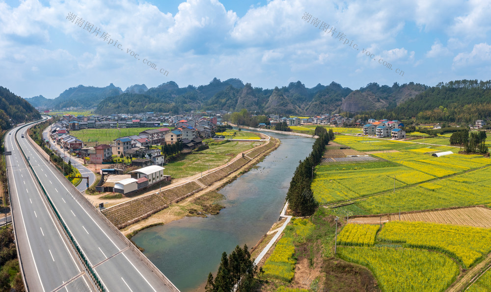 马路,航拍,高速公路,天空,农村,山村,乡村,美丽乡村,乡村振兴,风光,风景,公路,高速路,包茂高速,河流,生态环境,环保,田园,田野,旅行,绿意,青山绿水,生态,人居环境,春天,春季,春色,航拍视角,田地,运输