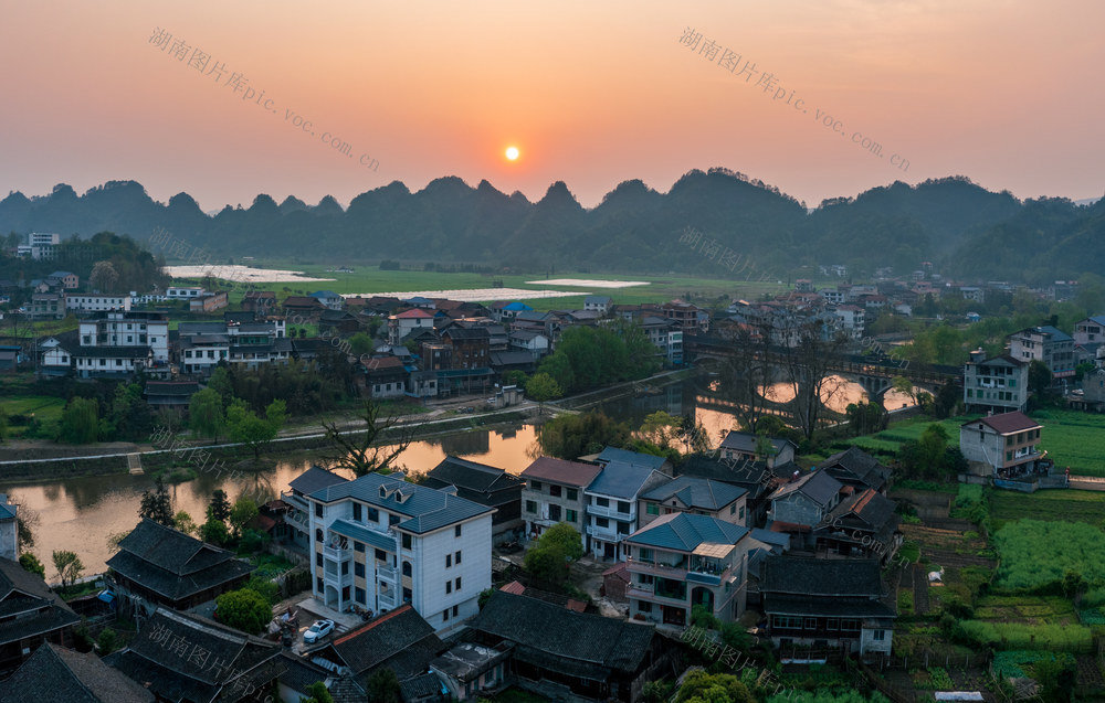 建筑 建筑外部 航拍视角 高视角 旅游 旅游目的地 农村 山村 乡村 美丽乡村 乡村振兴 风雨桥 侗寨 村庄 风光 风景 旅行 背景 壁纸 日落 乡村日落 山村日落 农村日落 天空 云