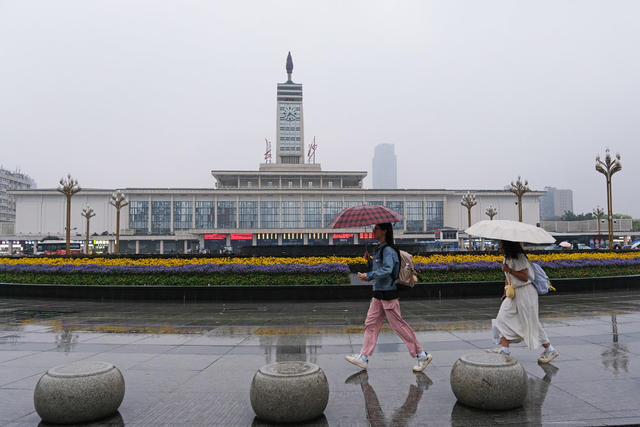 雨水增多，下雨，