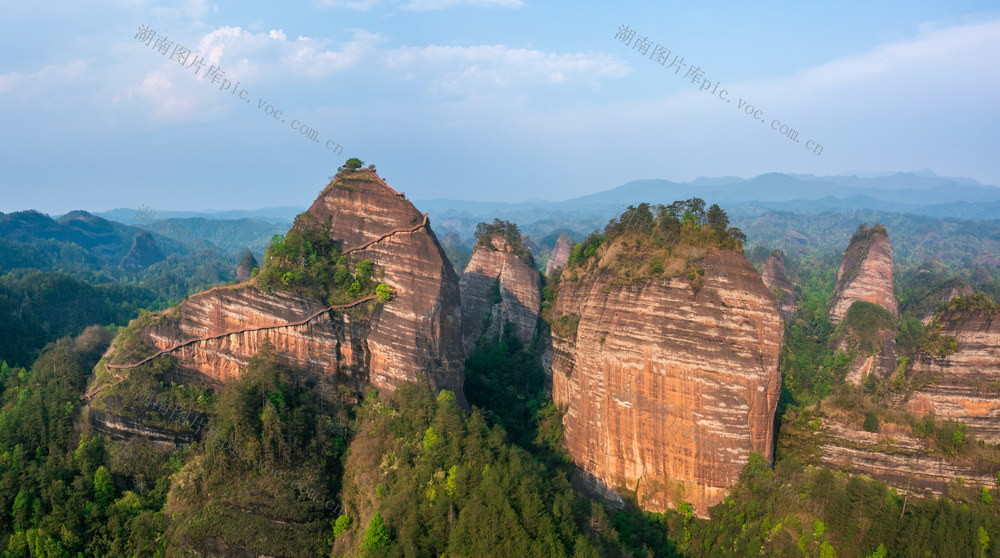 风光 风景 自然风光 背景 壁纸 天空 岩石 万佛山 丹霞地貌 旅行 绿意 旅游 春天 春季 春色 青山 高山 自然美 自然 地形 旅游目的地 户外 大自然 山谷 峡谷 风景优美