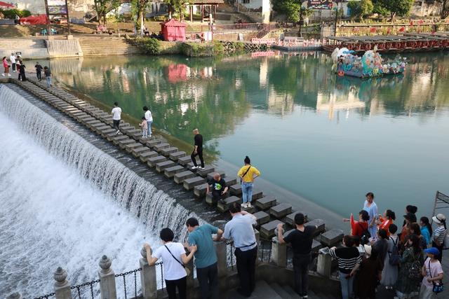 春天 土家族 湘西 苗族 游客 乾州 赏景 民俗 吉首 风情 周末 快乐