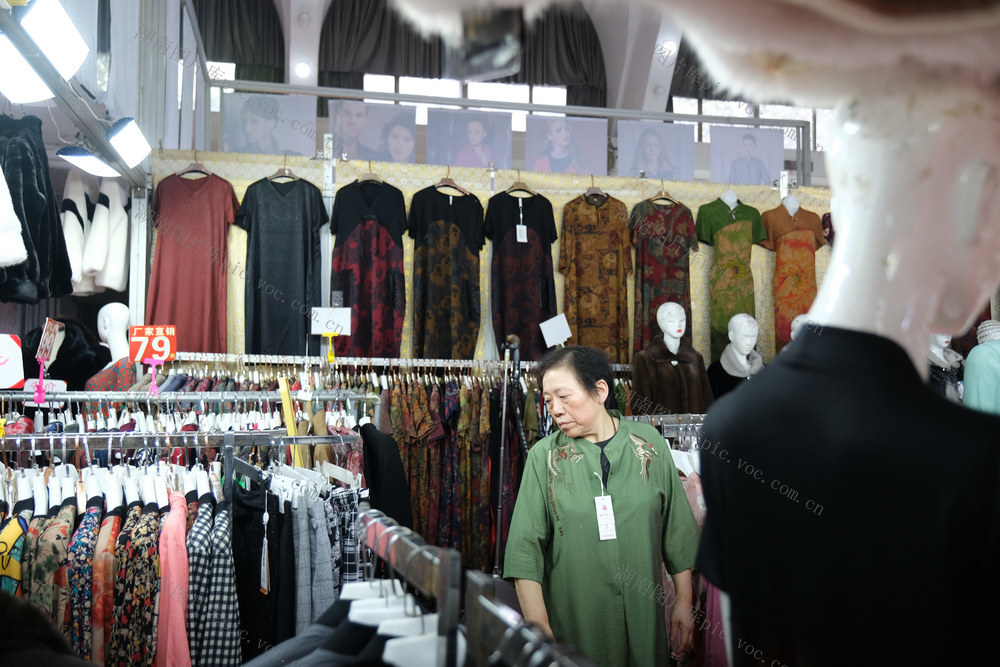 春季服装，全国名优食品展