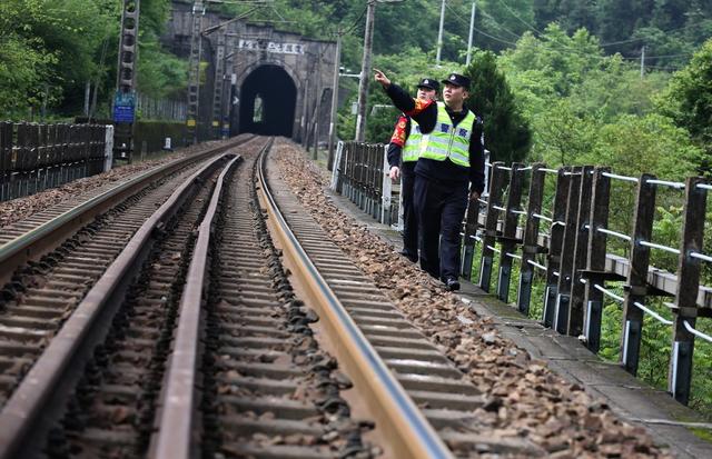 怀化铁警加强“五一”节前安全保卫