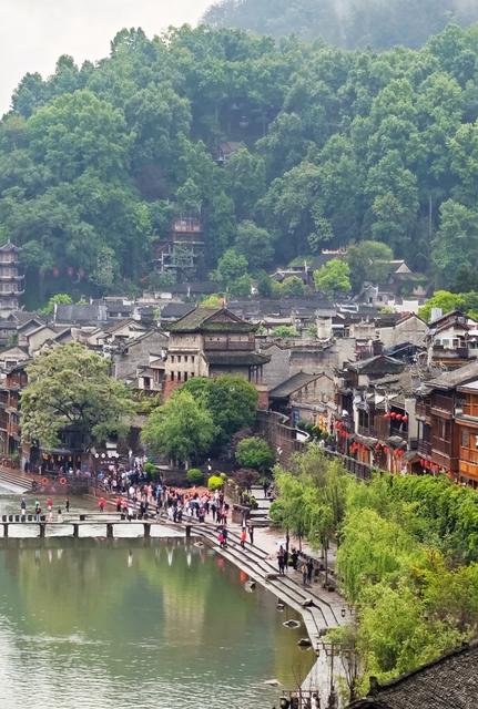   雨过  凤凰古城  安静  青石板路  建筑物 
 沱江 乌篷船  画卷 流连忘返 