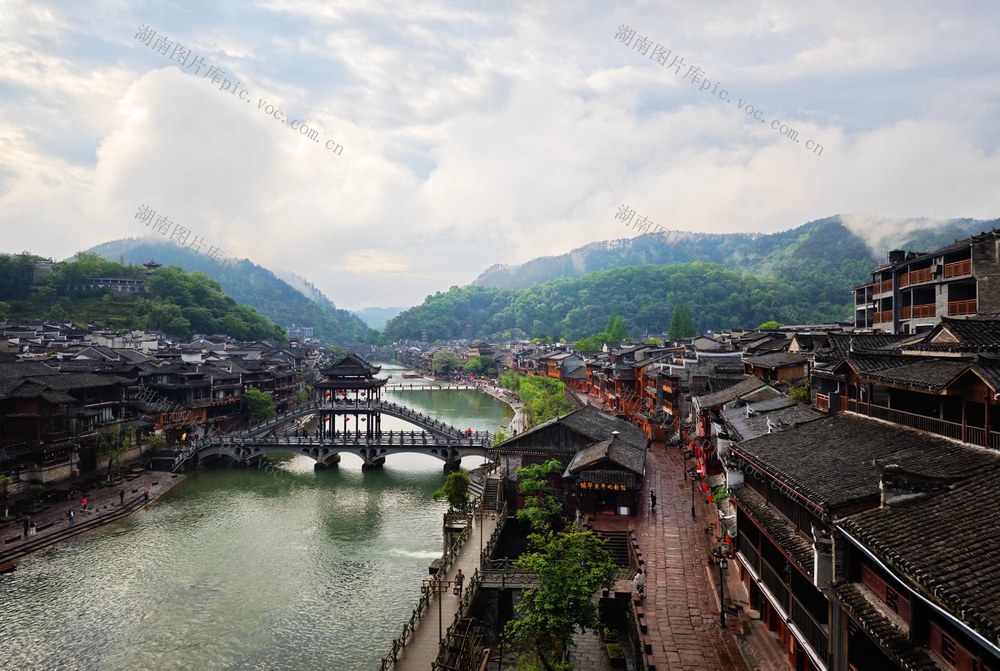   雨过  凤凰古城  安静  青石板路  建筑物 
 沱江 乌篷船  画卷 流连忘返 