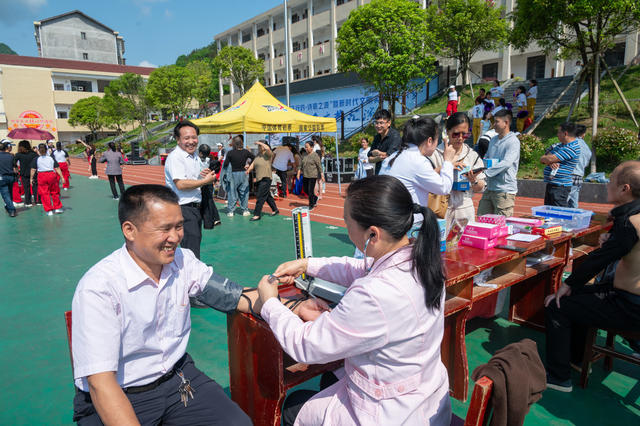 溆浦县文旅局举行“屈子行吟·诗歌之源”暨新时代文明实践“三下乡”活动