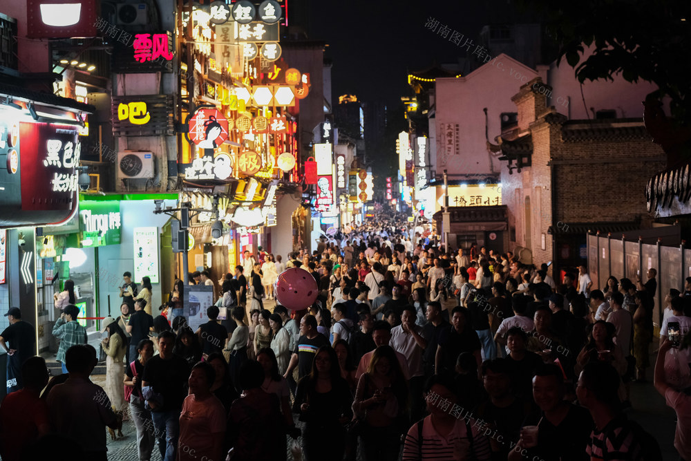 五一临近，旅游升温，太平老街，游人如织