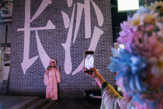 五一临近，旅游升温，太平老街，游人如织