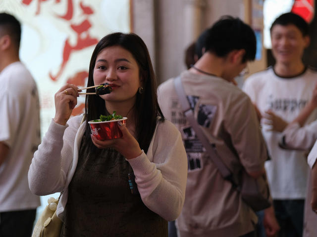 五一临近，旅游升温，太平老街，游人如织
