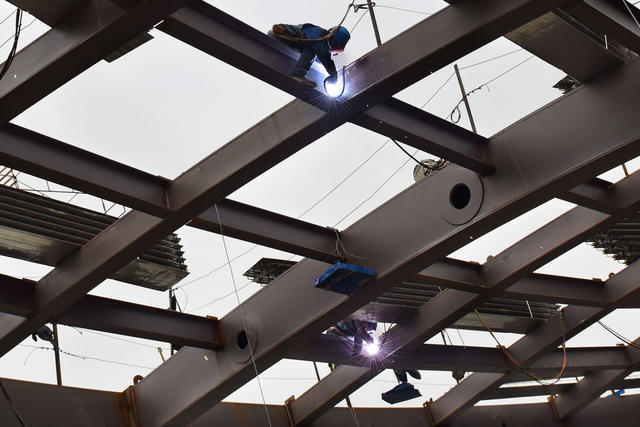 焊花飞溅施工忙