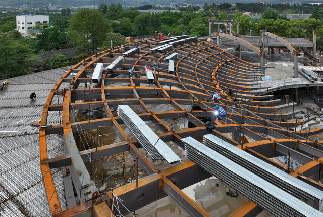 焊花飞溅施工忙