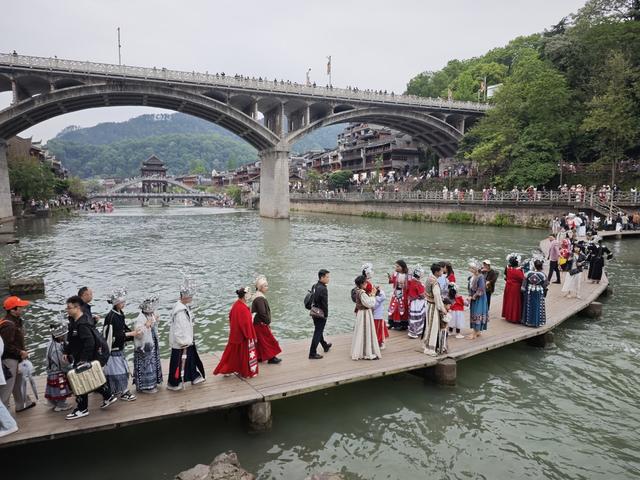 
    “五一”小长假   国家5A级旅游景区凤凰古城  旅游  小高峰  逛古城 看美景 吃美食  品民俗  泛舟沱江 