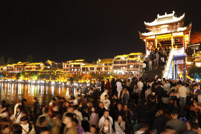 
    “五一”小长假   国家5A级旅游景区凤凰古城  旅游  小高峰  逛古城 看美景 吃美食  品民俗  泛舟沱江 