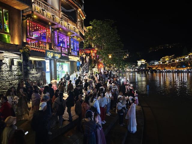 
    “五一”小长假   国家5A级旅游景区凤凰古城  旅游  小高峰  逛古城 看美景 吃美食  品民俗  泛舟沱江 