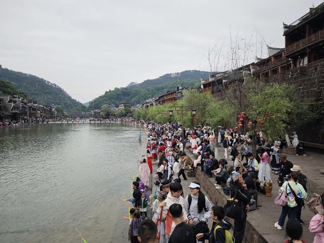 
    “五一”小长假   国家5A级旅游景区凤凰古城  旅游  小高峰  逛古城 看美景 吃美食  品民俗  泛舟沱江 