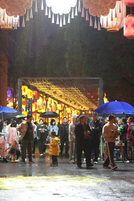 吉首 游人 不夜城 游览 民俗 风情 假期 五一 细雨 乾州  湘西