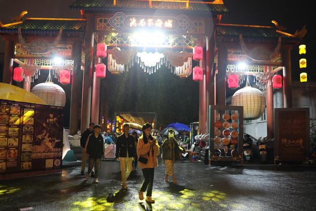 吉首 游人 不夜城 游览 民俗 风情 假期 五一 细雨 乾州  湘西