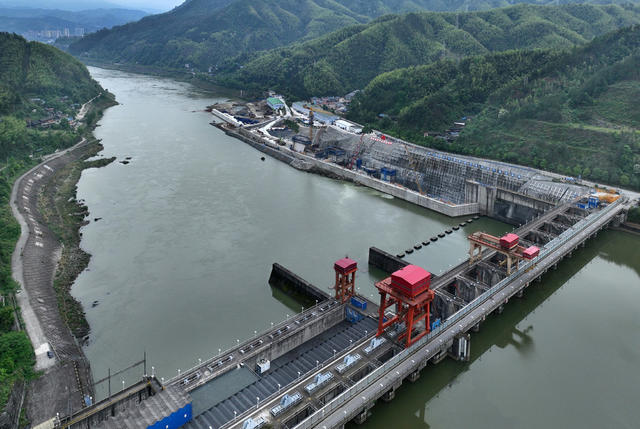 坚守岗位过“五一”