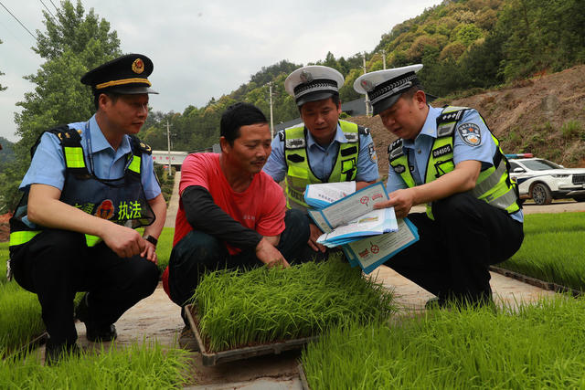 道路交通 安全普法 法润平安 文明相伴 筑牢防线
