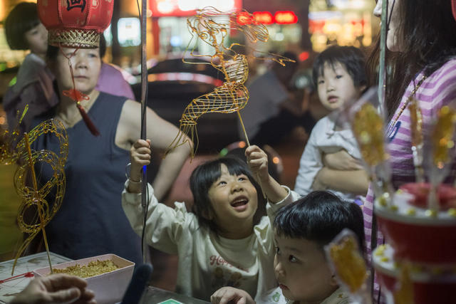 糖  画  糖画  孩子  夜晚  生活  美味