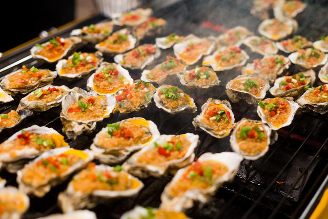 夜市  夜晚  美食  饺子  生蚝  烤肠  粽子  鸡爪  烧烤
