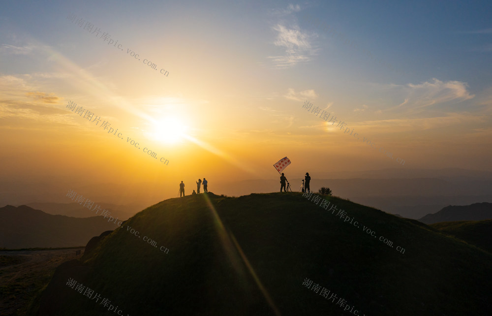 自然,风光,风景,日落,晚霞,天空,徒步,旅行,旅游,户外,看日落,徒步旅行,背景,山川,山脉,摄影人,登山者,剪影,生活方式,休闲活动,高山,人,自然美,太阳,热爱,热烈,自由